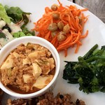 cafe たべりーね - 麻婆豆腐、人参とひよこ豆、菜の花辛子和え