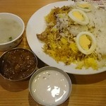 シンズキッチン - チキンビリヤニ、スープ、カレーグレ―ビー、ライタ(土曜日限定)