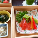 日本料理 からまつ - 信州サーモン レモン入り オニオンドレッシングがかかってます