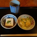 お田しま - （2015/4月）さば塩焼（1,050円）の小鉢と漬物