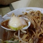 学 - （2015年5月再訪）温玉（100円）はレンゲで麺を絡めた。