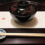 日本料理にわの - 椀物（お椀は鳥獣戯画が描かれています）