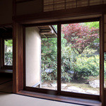 美山荘 - お座敷から見るお庭