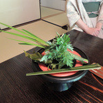 美山荘 - 蓬の葉と菖蒲が載った