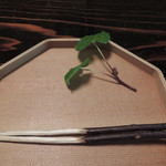 美山荘 - 葵の葉と栗の枝を削ったお箸