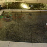 天麩羅　吉祥 - 窓の向こうには金魚が泳ぐ池を配した庭がある