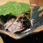 天麩羅　吉祥 - 付きだしはトリ貝の炙りとキンジソウ。上に乗っているのはユキノシタ。