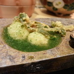 天麩羅　吉祥 - ゴマ豆腐とふぐの天ぷら、上に乗っているのは宮古ぜんまいという山菜だ。