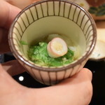 天麩羅　吉祥 - タコとオクラの酢の物で箸休め。