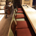 天麩羅　吉祥 - 7席のみの小さいながらも快適な空間だ。