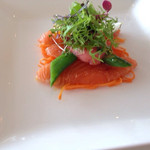 ミクニナゴヤ - サーモンの軽い薫製と人参のラペサラダ仕立て トマトのシャーベット ＥXオリーブオイル ゲランドの塩和え