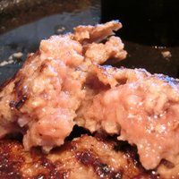 听屋 六本木 - 激安150g国産牛100%ハンバーグ 1069円 の超レア肉の断面