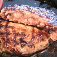 听屋 六本木 - 激安150g国産牛100%ハンバーグ 1069円 の超レア肉の断面