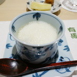 鮨処 有馬 - キンキやホタテが入った海鮮スープをすりおろした大和芋で蓋をして蒸した。