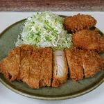 とんかつ美よし - 常連メニュー とんかつ魚フライコンボ定食 860円。肉だけではなく、白身の魚も補給したい時に注文してください。注文時は、とんかつ定食に魚フライ２個と申し出ください。　