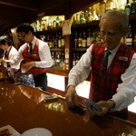 バーやまざき - カードマジックを見せてくれるオーナーバーテンダーの山崎さん・・会えた人は幸運。