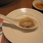 鼎泰豊 - 小籠包　②　酢醤油を少し付けて