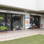 ロンネフェルト ティーハウス松江 - お店は右側、左は紅茶の販売店