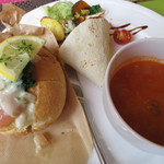 フリュティエ - 北海道のスモークサーモンとクリームチーズの
      ラビゴットソースサンド