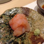 鮨処 有馬 - ②羽幌産の甘エビは昆布締めで。北海道ならではの大きな甘エビはぷりぷりで美味しい。
