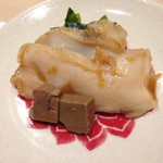 鮨処 有馬 - ③つぶ貝…襟裳岬で取れたつぶ貝はコリコリ食感。生姜醤油で細やかな味付けの変化が楽しい。