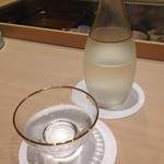 鮨処 有馬 - 日本酒に切り替え。メニューから北海道銘柄で倶知安の二世古(ニセコ)をもらう。さっぱりとした味わい。
