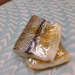 鮨処 有馬 - ⑥さより…ネタケースから気になっていたさよりを生を炙って焼いたもの。身もふっくら、皮はパリっと上品な一品。