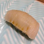 鮨処 有馬 - ②ほたて…オホーツク産で細やかな切れ目が入っていて丁寧な仕上がり。初めはイカと見間違える。完璧です。