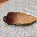 鮨処 有馬 - ③ほっき…網走産。北海道でお寿司食べるなら絶対食べたいネタ。色ツヤ良く肉厚で新鮮。