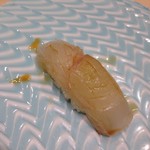 鮨処 有馬 - ④平目…積丹産。あっさり白身ながらも弾力凄い。