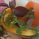 ル・ジュー・ドゥ・ラシエット  - 紋甲いかと彩野菜たちのサラダ