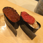 すし屋 高大 - 右はホタテの卵巣と精巣