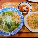 上海常 - 料理写真:選べる麺と油淋鶏セット