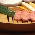 焼肉 ホルモン道場 闇市肉酒場 - 厚切り特上タン(2,000円)