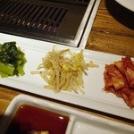 表参道焼肉 KINTAN - 前菜：キムチとナムルの3種盛り