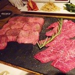 表参道焼肉 KINTAN - 最初のお肉：熟成金舌KINTAN/本日の雌牛の和牛赤身肉(何枚か焼いてます）