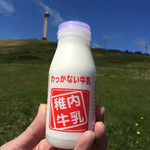 稚内牛乳 - 稚内牛乳
                                この手の商品は普通に飲んだら普通の味になりがち。自然豊かな場所で飲んでこそ！美味しいのです。
                                
                                ということで、背景は稚内公園にある百年記念塔
                                