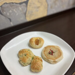 麻布十番モンタボー - 料理写真:枝豆とチーズのパン、リンゴカスタード、包み焼きそばパン