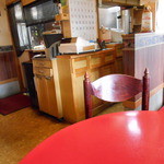 上海飯店 - 店内奥は厨房