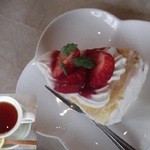 手作りのケーキ屋さん リトルデコ - 苺ケーキと、紅茶をチョイス。