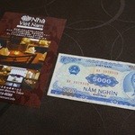 ニャー・ヴェトナム - ショップカードとベトナム紙幣 （VND） 