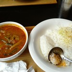 あいもこいもカフェ - ベジタリアンカレー￥980（ご飯にキャベツは乗りません）　本場のように辛いのですが…　ご飯もイマイチ美しくない