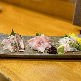三代目まる天 - 料理写真:◆刺し盛り3種（わからん円）
サワラ、えびす鯛、マツカワ鰈！
美味！
お店の方が親切に説明してくれた！
えびす鯛は恵比寿様が持ってらヤツらしい。
あら御利益〜！！