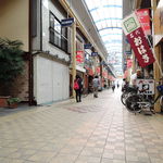 大阪浪花家 - 店の前にテーブルと椅子が置いてあるテラス席構成。アーケードの下なので、雨でも大丈夫。