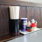 でんでん - 店内、薬味