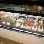 リベルターブル 赤坂店 - 焼き菓子のショーケース様子。