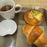 ヴィ・ド・フランス レーヴドパリ - 料理写真:バジルチーズブールと塩バターフランス