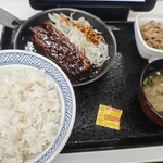 吉野家 - 料理写真:豚角煮牛小鉢定食。マイルドにする方法無いかな?