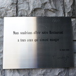 レストラン コートドール - 看板・・「食を愛するすべての方へこのレストランを捧げます」とのフランス語のメッセージ。