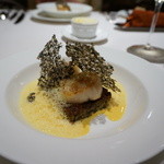 焼リゾットとホタテのソテー、海老ソースとイカスミ入り焼きパルメザンチーズを添えて